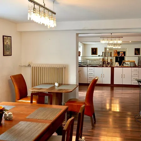 Burghotel لاروش